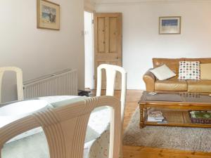uma sala de estar com um sofá e uma mesa em Sandancer em South Shields