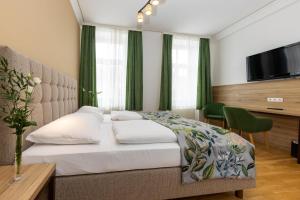 A bed or beds in a room at Hotel Unter den Linden