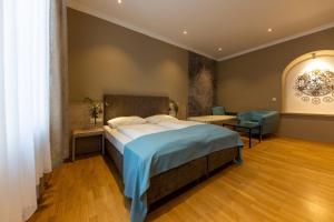 A bed or beds in a room at Hotel Unter den Linden