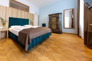 A bed or beds in a room at Hotel Unter den Linden