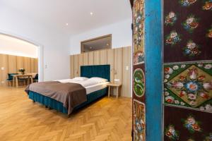 a bedroom with a bed and a table in a room at Hotel Unter den Linden in Krems an der Donau