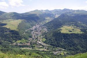an aerial view of a town in the mountains at Appartement spacieux au cœur du massif du Sancy in Le Mont-Dore
