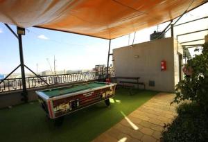 einen Billardtisch auf dem Dach eines Gebäudes in der Unterkunft Lux Suites Tsavo Studios Embakasi in Nairobi