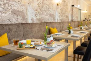 A restaurant or other place to eat at Hotel Unter den Linden