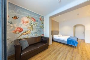 A bed or beds in a room at Hotel Unter den Linden