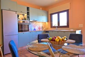 Kuchyňa alebo kuchynka v ubytovaní Great sea view apartment kokkini hani