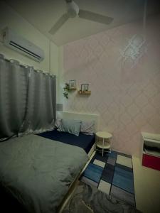 Tempat tidur dalam kamar di AD Homestay Gua Musang Terrace House with 3 room