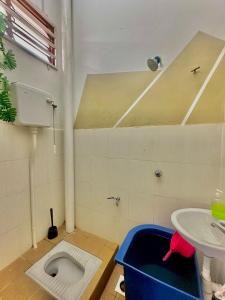y baño con aseo y lavamanos. en AD Homestay Gua Musang Terrace House with 3 room en Gua Musang