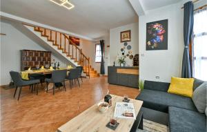 uma sala de estar com um sofá e uma mesa em Beautiful Home In Beslinec With Outdoor Swimming Pool 