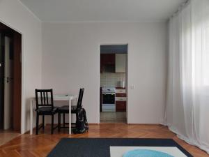 a room with a table and chairs and a kitchen at Słoneczna kawalerka in Gdańsk