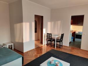 Una sala de estar con una mesa y un comedor. en Słoneczna kawalerka, en Gdansk