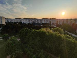 Una vista aérea de una ciudad con edificios y árboles. en Słoneczna kawalerka, en Gdansk