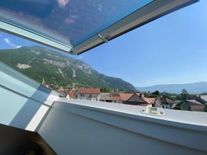 ein Fenster mit Bergblick in der Unterkunft Appartement de charme au pied du Grand Colombier in Culoz