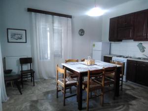kuchnia ze stołem, krzesłami i stołem oraz kuchnia w obiekcie Thalia house w Gouvii