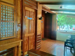 Ohana Resort : غرفة فيها باب خشبي وطاولة وكراسي