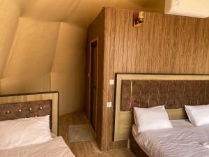 Een bed of bedden in een kamer bij Al Rifi Luxury Camp