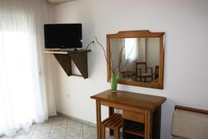 Televízia a/alebo spoločenská miestnosť v ubytovaní Hotel Cariatis