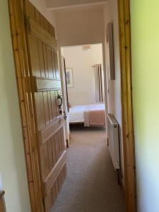 Un pat sau paturi într-o cameră la Grovetown Barn