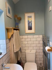 Grovetown Barn في لاونسستون: حمام مع مرحاض ومغسلة