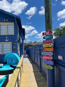 Blue Little Havana في ميامي: مبنى ازرق عليه لافتات