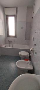 a bathroom with two toilets and a bath tub at Perugino Apartament in Florence
