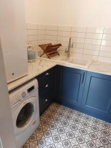 a kitchen with a sink and a washing machine at Romeo & Juliet's with Private Parking in Stratford-upon-Avon