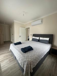 Postel nebo postele na pokoji v ubytování Bodrum Gümüşlükte havuzlu-bahçeli-3 yatak odalı müstakil villa