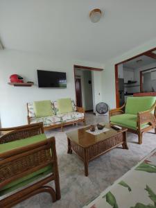 Sala de estar con sofás y mesa de centro en Villa Luciana, en Melgar