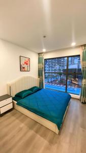 1 dormitorio con cama grande y ventana grande en Căn hộ ngắn hạn Thành phố Hồ Chí Minh Gần sân bay en Ho Chi Minh