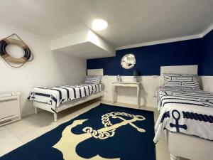 - une chambre avec 2 lits et un tapis d'ancrage dans l'établissement Casa Morandi MARE, à San Vincenzo