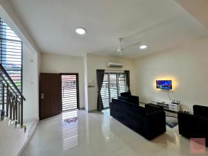 sala de estar con sofá y TV en Homely, S2 City Center, WiFi, Guarded Community en Seremban