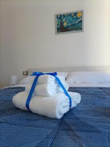 uma pilha de toalhas sentadas em cima de uma cama em Chilù em Cagliari