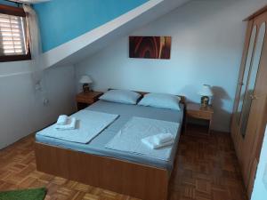 um quarto com uma cama e duas mesas de cabeceira em Orange city apartment's Repić em Biograd na Moru