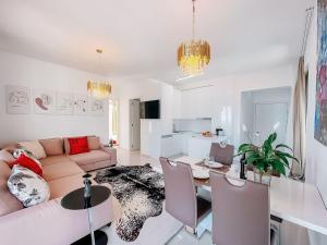 Гостиная зона в Montesun Apartments Bečići