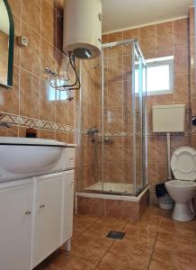 W łazience znajduje się prysznic, toaleta i umywalka. w obiekcie Apartments Oxa w Ulcinju