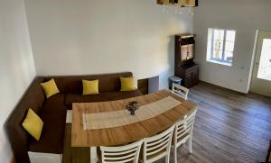 - un salon avec un canapé et une table en bois dans l'établissement Acasa la Bunica, Cheile Turzii, à Petreştii de Jos