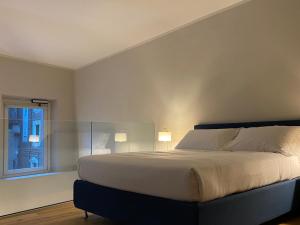 een slaapkamer met een bed met 2 lampen en een raam bij Chic Stay Boutique Apartments in Florence