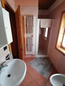 A bathroom at Wood Apartments Még 21 kép