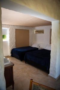 - une chambre avec 2 lits et une table dans l'établissement Caney 1, à Moniquirá