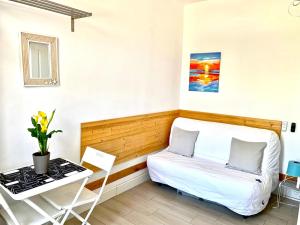 Χώρος καθιστικού στο Blue Summer Vibes - Mini Studio 2 - AC, parking, beach at 50m, SPA discnt