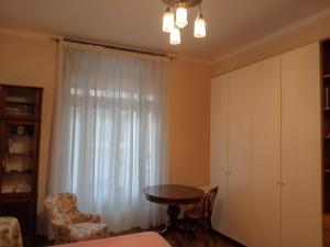 una sala da pranzo con tavolo e finestra di B&B La Clé a Trieste