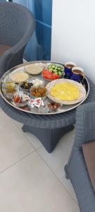 una mesa con una bandeja de comida en una mesa en AQABA PRO DIVERS en Áqaba