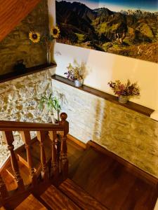 una escalera con un mural de montaña en Hostal La Serna, en Potes