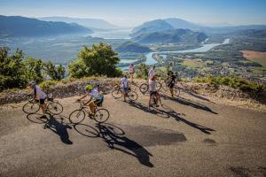 Eine Gruppe von Menschen, die auf einem Hügel Fahrrad fahren in der Unterkunft Appartement de charme au pied du Grand Colombier in Culoz