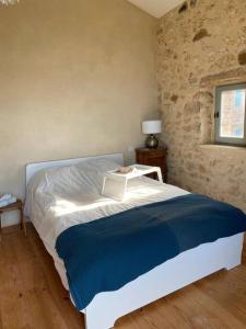 Cama ou camas em um quarto em Mas Saint-Ferdinand - maison avec piscine