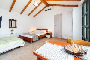 een grote kamer met 2 bedden en een tafel bij STANZIA Santa Brigida in Rovinj