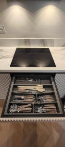 un tiroir rempli d'ustensiles en argent sur une étagère dans l'établissement Marcora 6 v luxury living, à Milan