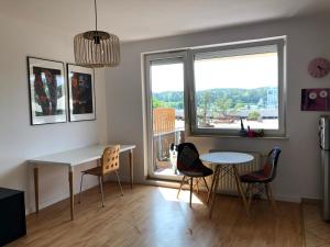 salon ze stołem i krzesłami oraz oknem w obiekcie Bałtycki Chill - apartament z możliwością Home Office w mieście Gdynia