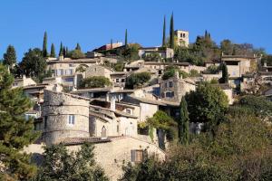 un pueblo en una colina con casas y árboles en L’atelier, en Grane