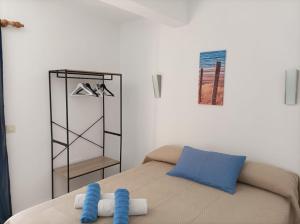 ein Schlafzimmer mit einem Bett mit zwei Handtüchern darauf in der Unterkunft Apartments Residencial Cala Ferrera in Cala Ferrera